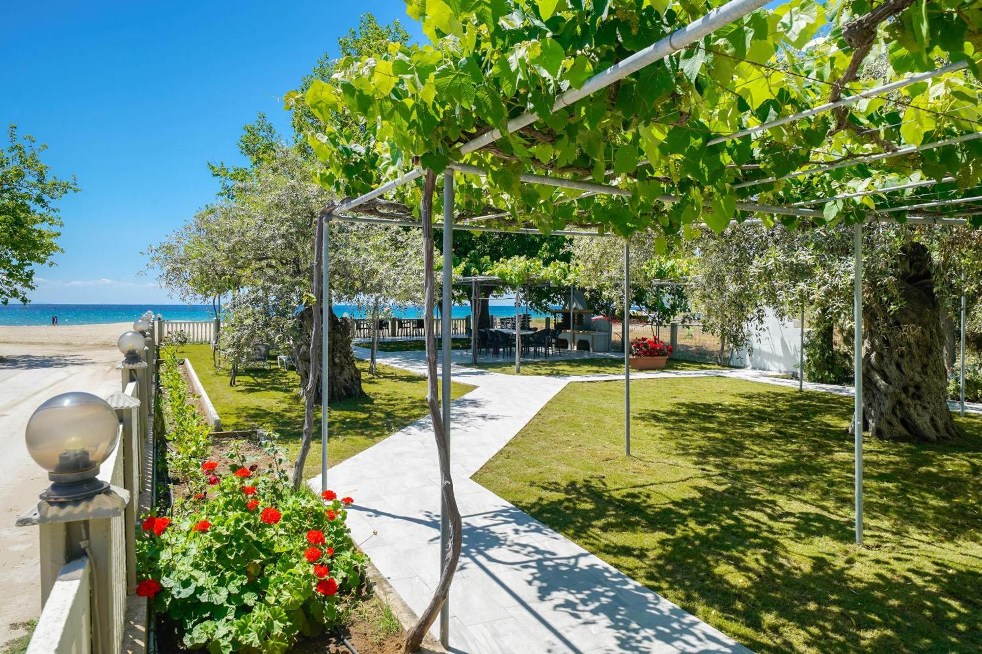 Opalium Beach Front Suites Potos Bagian luar foto