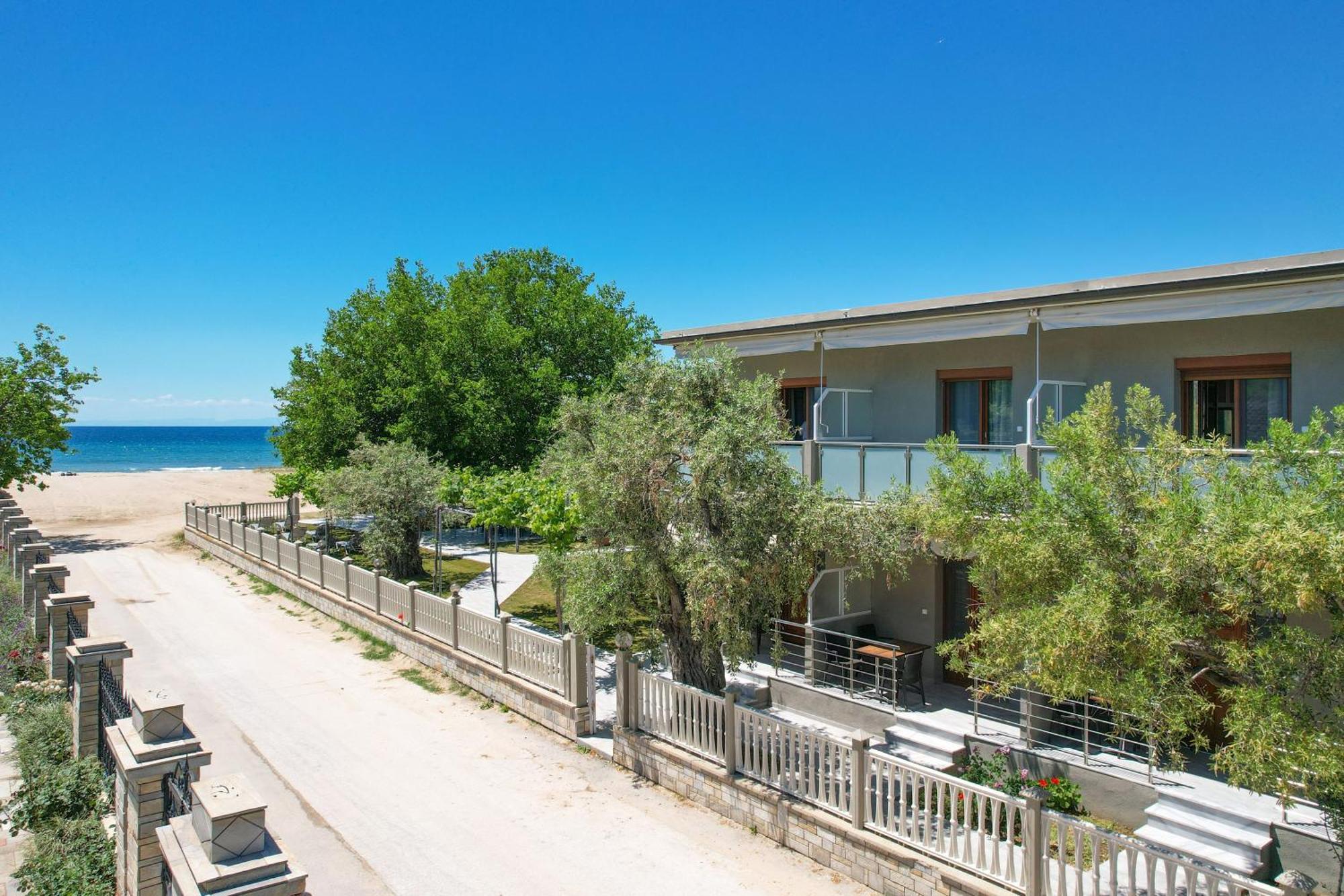 Opalium Beach Front Suites Potos Bagian luar foto